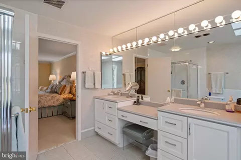 Bath - 7740 Bridle Path Ln, Mclean, VA 22102 photo 2 of 10