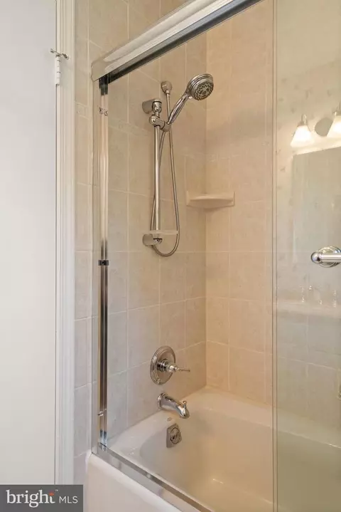 Bath - 7740 Bridle Path Ln, Mclean, VA 22102 photo 8 of 10
