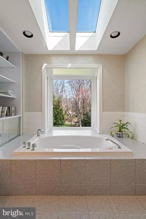Bath - 7740 Bridle Path Ln, Mclean, VA 22102 photo 5 of 10