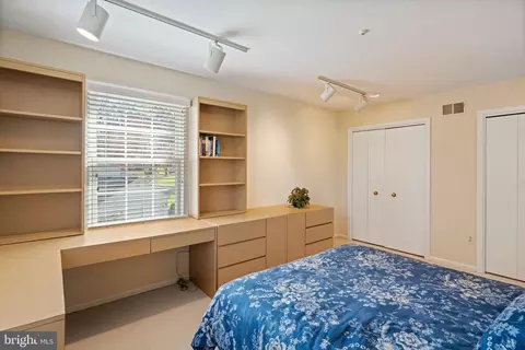 Bedroom - 7740 Bridle Path Ln, Mclean, VA 22102 photo 6 of 7