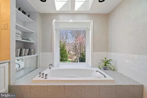 Bath - 7740 Bridle Path Ln, Mclean, VA 22102 photo 3 of 10