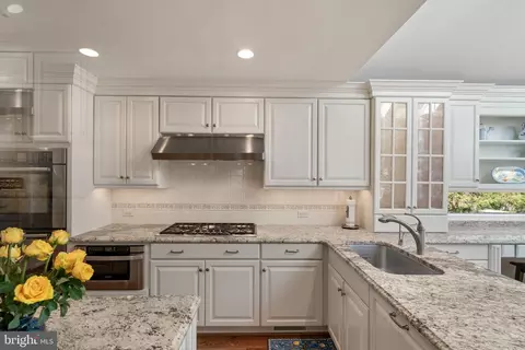 Kitchen - 7740 Bridle Path Ln, Mclean, VA 22102 photo 4 of 5
