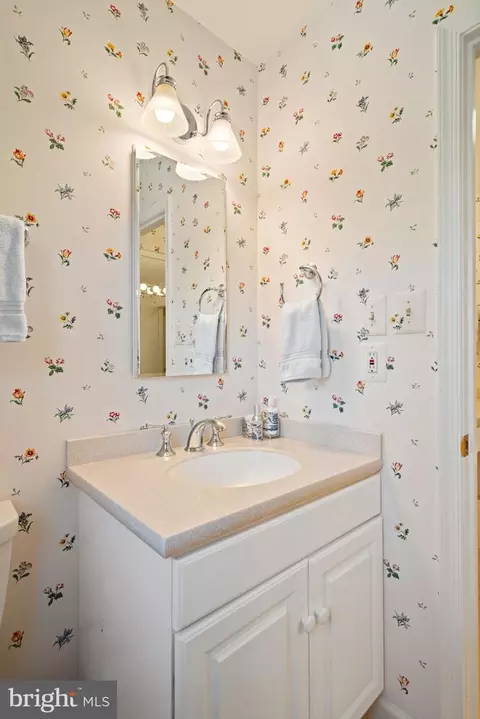Bath - 7740 Bridle Path Ln, Mclean, VA 22102 photo 9 of 10
