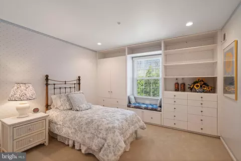 Bedroom - 7740 Bridle Path Ln, Mclean, VA 22102 photo 3 of 7