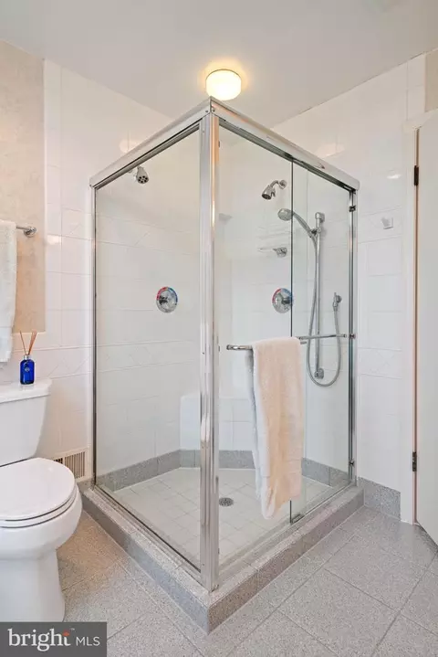 Bath - 7740 Bridle Path Ln, Mclean, VA 22102 photo 6 of 10