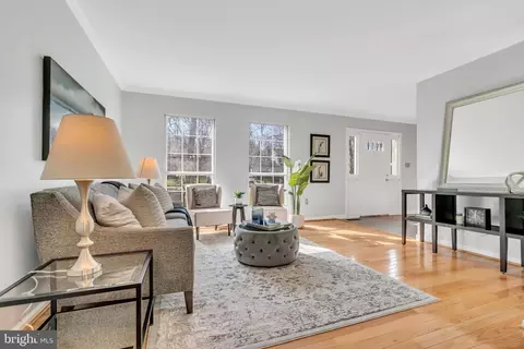 Living - 7607 Maritime Ln, Springfield, VA 22153 photo 3 of 8