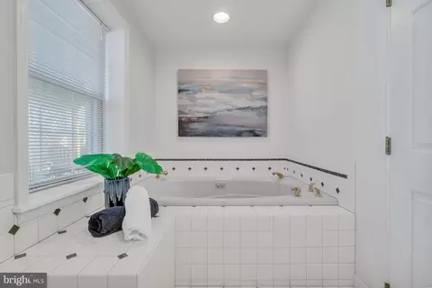 Bath - 7607 Maritime Ln, Springfield, VA 22153 photo 5 of 7