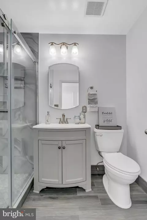Bath - 7607 Maritime Ln, Springfield, VA 22153 photo 3 of 7