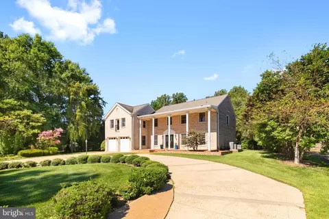 6212 Homespun Ln, Falls Church, VA 22044