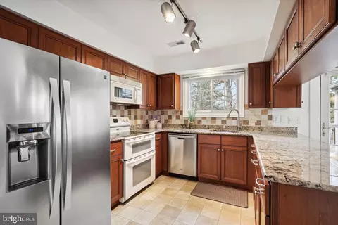 8655 Pohick Forest Ct, Springfield, VA 22153 photo 13