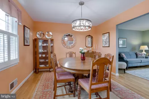 Dining - 6917 Sydenstricker Rd, Springfield, VA 22152 photo 4 of 6