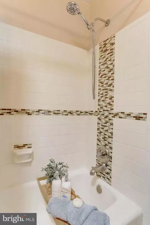 Bath - 6215 Zekan Ln, Springfield, VA 22150 photo 4 of 4