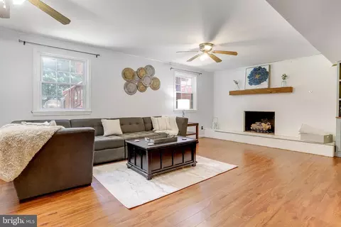 Living - 6215 Zekan Ln, Springfield, VA 22150 photo 3 of 4