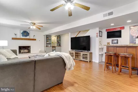 Living - 6215 Zekan Ln, Springfield, VA 22150 photo 4 of 4