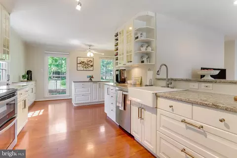 Kitchen - 6215 Zekan Ln, Springfield, VA 22150 photo 4 of 10