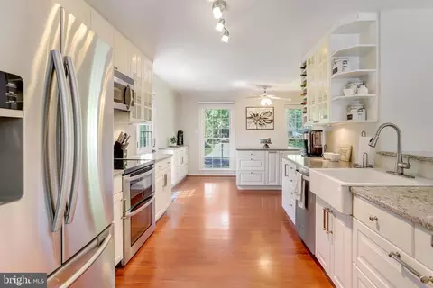 Kitchen - 6215 Zekan Ln, Springfield, VA 22150 photo 5 of 10