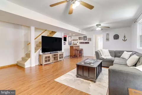 Living - 6215 Zekan Ln, Springfield, VA 22150 photo 2 of 4