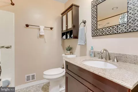 Bath - 6215 Zekan Ln, Springfield, VA 22150 photo 2 of 4