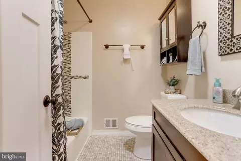Bath - 6215 Zekan Ln, Springfield, VA 22150 photo 3 of 4