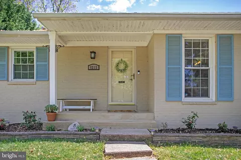 Exterior - 6215 Zekan Ln, Springfield, VA 22150 photo 3 of 12