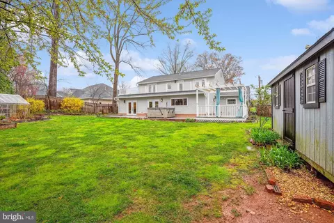 Exterior - 5514 Inverchapel Rd, Springfield, VA 22151 photo 11 of 17