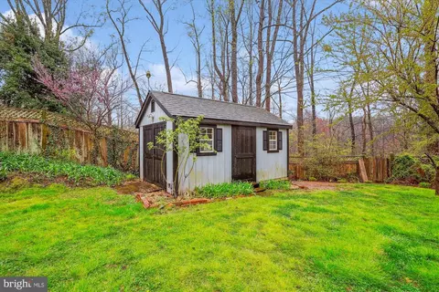 Exterior - 5514 Inverchapel Rd, Springfield, VA 22151 photo 14 of 17