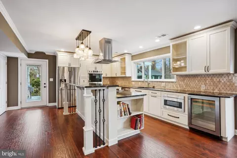 Kitchen - 5514 Inverchapel Rd, Springfield, VA 22151 photo 2 of 4