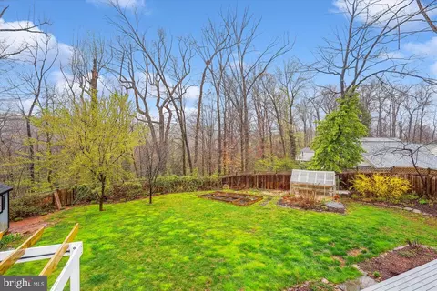 Exterior - 5514 Inverchapel Rd, Springfield, VA 22151 photo 13 of 17