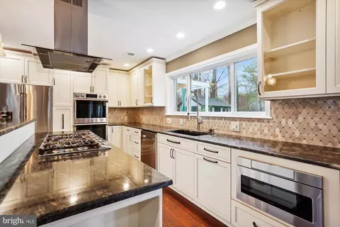 Kitchen - 5514 Inverchapel Rd, Springfield, VA 22151 photo 4 of 4