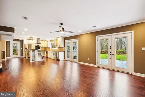 Living - 5514 Inverchapel Rd, Springfield, VA 22151 photo 2 of 4