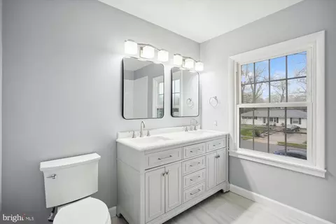 Bath - 5514 Inverchapel Rd, Springfield, VA 22151 photo 4 of 5