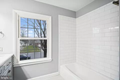 Bath - 5514 Inverchapel Rd, Springfield, VA 22151 photo 5 of 5