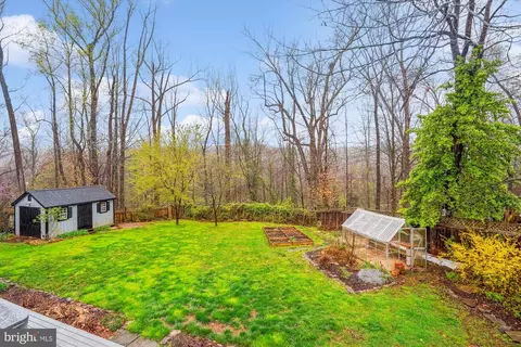 Exterior - 5514 Inverchapel Rd, Springfield, VA 22151 photo 12 of 17