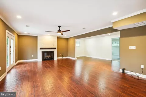 Living - 5514 Inverchapel Rd, Springfield, VA 22151 photo 4 of 4