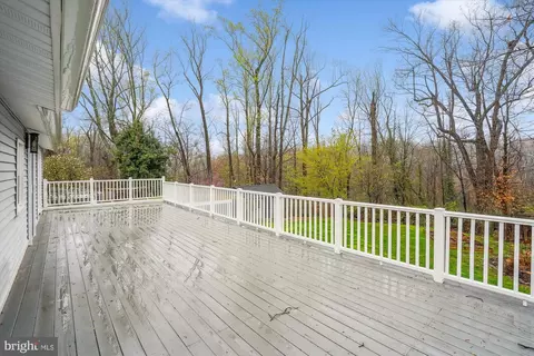 Exterior - 5514 Inverchapel Rd, Springfield, VA 22151 photo 2 of 17
