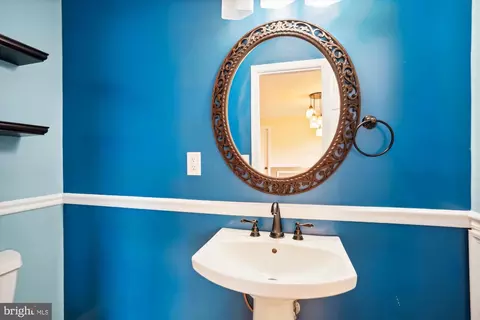 Bath - 5514 Inverchapel Rd, Springfield, VA 22151 photo 2 of 5