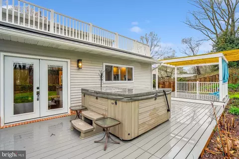 Exterior - 5514 Inverchapel Rd, Springfield, VA 22151 photo 6 of 17