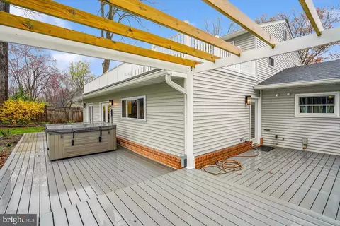 Exterior - 5514 Inverchapel Rd, Springfield, VA 22151 photo 8 of 17
