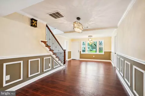 Living - 5514 Inverchapel Rd, Springfield, VA 22151 photo 1 of 4