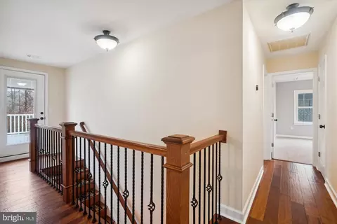 Entry Way - 5514 Inverchapel Rd, Springfield, VA 22151 photo 2 of 3