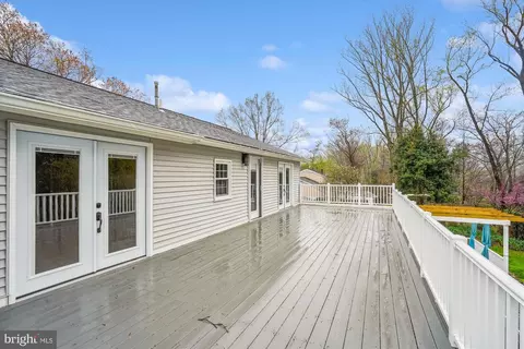 Exterior - 5514 Inverchapel Rd, Springfield, VA 22151 photo 4 of 17