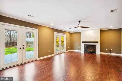 Living - 5514 Inverchapel Rd, Springfield, VA 22151 photo 3 of 4