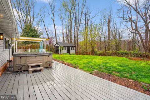 Exterior - 5514 Inverchapel Rd, Springfield, VA 22151 photo 7 of 17