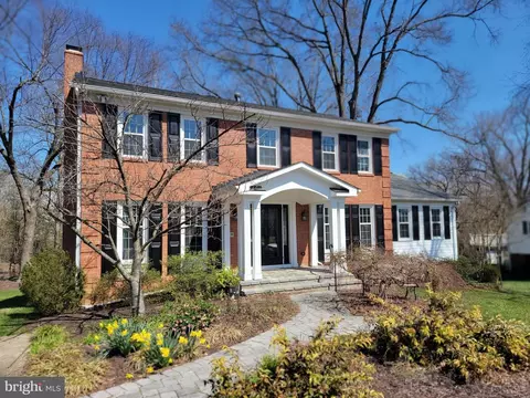 5818 Helmsdale Ln, Alexandria, VA 22315