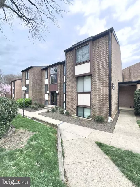 9810 Kingsbridge Dr #201, Fairfax, VA 22031