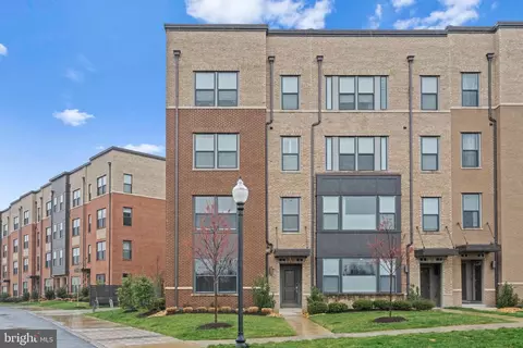 1 Silverway Dr #1, Herndon, VA 20170
