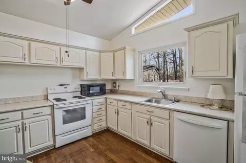 7830 Glenister Dr, Springfield, VA 22152 photo 18