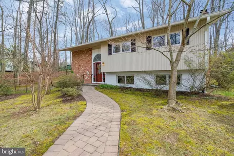 7830 Glenister Dr, Springfield, VA 22152 photo 2