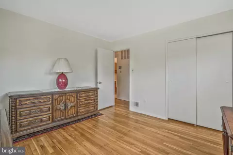 7830 Glenister Dr, Springfield, VA 22152 photo 10