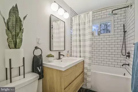 Bath - 8632 Victoria Rd, Springfield, VA 22151 photo 4 of 5